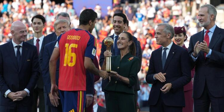 ENTREGA SHEINBAUM BALÓN DE ORO DEL MUNDIAL; ENCABEZA PRESIDENTA CEREMONIA DE PREMIACIÓN JUNTO A SUS HOMÓLOGOS DE EU Y CANADÁ 1 ENTREGA SHEINBAUM BALÓN DE ORO DEL MUNDIAL; ENCABEZA PRESIDENTA CEREMONIA DE PREMIACIÓN JUNTO A SUS HOMÓLOGOS DE EU Y CANADÁ