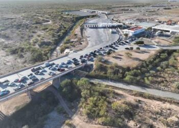 ABSORBE COLOMBIA TRÁFICO COMERCIAL DE NUEVO LAREDO; CIERRAN PUENTE III POR CRECIENTE DEL BRAVO.