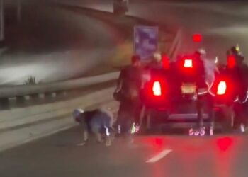 SE SUJETAN DE AUTO PARA PATINAR POR RANGEL FRÍAS; UNO CAE EN PLENA AVENIDA EN OTRO CAPÍTULO DE LA ANARQUÍA VIAL EN MONTERREY