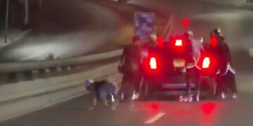 SE SUJETAN DE AUTO PARA PATINAR POR RANGEL FRÍAS; UNO CAE EN PLENA AVENIDA EN OTRO CAPÍTULO DE LA ANARQUÍA VIAL EN MONTERREY 2 SE SUJETAN DE AUTO PARA PATINAR POR RANGEL FRÍAS; UNO CAE EN PLENA AVENIDA EN OTRO CAPÍTULO DE LA ANARQUÍA VIAL EN MONTERREY