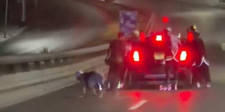 SE SUJETAN DE AUTO PARA PATINAR POR RANGEL FRÍAS; UNO CAE EN PLENA AVENIDA EN OTRO CAPÍTULO DE LA ANARQUÍA VIAL EN MONTERREY