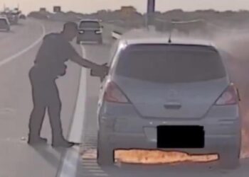 SALVA POLICÍA A HOMBRE DE MORIR CALCINADO; LO SACA DE AUTO EN LLAMAS