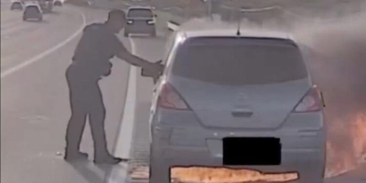 SALVA POLICÍA A HOMBRE DE MORIR CALCINADO; LO SACA DE AUTO EN LLAMAS 1 SALVA POLICÍA A HOMBRE DE MORIR CALCINADO; LO SACA DE AUTO EN LLAMAS