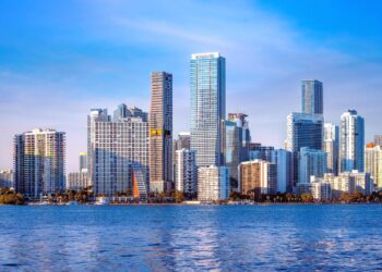 GIRO HISTÓRICO EN LA ECONOMÍA DE EE.UU.: EL ÁREA METROPOLITANA DE MIAMI DESTRONA A NUEVA YORK Y SE CONVIERTE EN LA CIUDAD MÁS CARA PARA VIVIR 1 GIRO HISTÓRICO EN LA ECONOMÍA DE EE.UU.: EL ÁREA METROPOLITANA DE MIAMI DESTRONA A NUEVA YORK Y SE CONVIERTE EN LA CIUDAD MÁS CARA PARA VIVIR