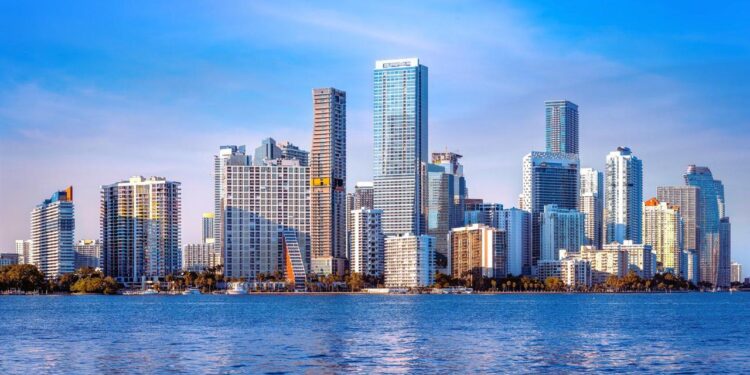 GIRO HISTÓRICO EN LA ECONOMÍA DE EE.UU.: EL ÁREA METROPOLITANA DE MIAMI DESTRONA A NUEVA YORK Y SE CONVIERTE EN LA CIUDAD MÁS CARA PARA VIVIR 1 GIRO HISTÓRICO EN LA ECONOMÍA DE EE.UU.: EL ÁREA METROPOLITANA DE MIAMI DESTRONA A NUEVA YORK Y SE CONVIERTE EN LA CIUDAD MÁS CARA PARA VIVIR