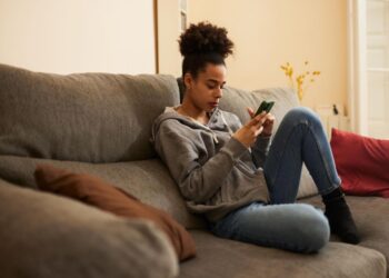 MEDIDA HISTÓRICA EN EUROPA: PARLAMENTO DE FRANCIA APRUEBA LEY PARA PROHIBIR EL ACCESO A REDES SOCIALES A MENORES DE 15 AÑOS