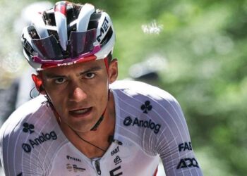 ACTUACIÓN HISTÓRICA EN EUROPA: ISAAC DEL TORO MANTIENE EL PODIO GENERAL Y EL MAILLOT BLANCO EN EL TOUR DE FRANCIA 2026