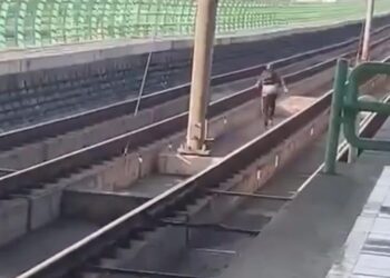 CORRE HOMBRE POR VÍAS DE LA LÍNEA 2 DEL METRO; SE DESCONOCE CÓMO INGRESÓ A ZONA RESTRINGIDA