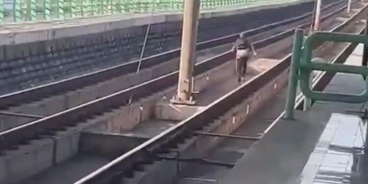 CORRE HOMBRE POR VÍAS DE LA LÍNEA 2 DEL METRO; SE DESCONOCE CÓMO INGRESÓ A ZONA RESTRINGIDA