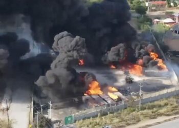 INCENDIO DE 8 HORAS DEJA UN MUERTO Y 4 HERIDOS EN PESQUERÍA; ALCANZA FUEGO DEPÓSITOS CON 420 MIL LITROS DE HIDROCARBUROS