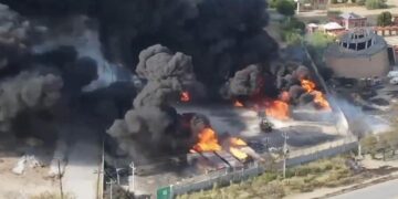 INCENDIO DE 8 HORAS DEJA UN MUERTO Y 4 HERIDOS EN PESQUERÍA; ALCANZA FUEGO DEPÓSITOS CON 420 MIL LITROS DE HIDROCARBUROS 2 INCENDIO DE 8 HORAS DEJA UN MUERTO Y 4 HERIDOS EN PESQUERÍA; ALCANZA FUEGO DEPÓSITOS CON 420 MIL LITROS DE HIDROCARBUROS