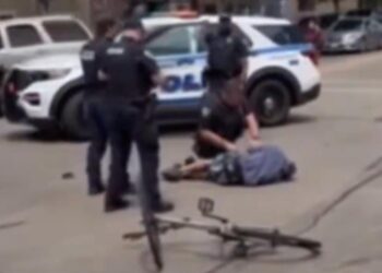 POLICÍA MATA A HOMBRE TRAS FORCEJEO EN EU; VIDEO DESATA PROTESTAS