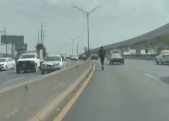 CAPTAN A HOMBRE EN SCOOTER CIRCULANDO POR CARRIL DE ALTA VELOCIDAD EN AVENIDA MIGUEL ALEMÁN
