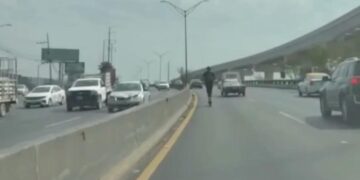 CAPTAN A HOMBRE EN SCOOTER CIRCULANDO POR CARRIL DE ALTA VELOCIDAD EN AVENIDA MIGUEL ALEMÁN 2 CAPTAN A HOMBRE EN SCOOTER CIRCULANDO POR CARRIL DE ALTA VELOCIDAD EN AVENIDA MIGUEL ALEMÁN