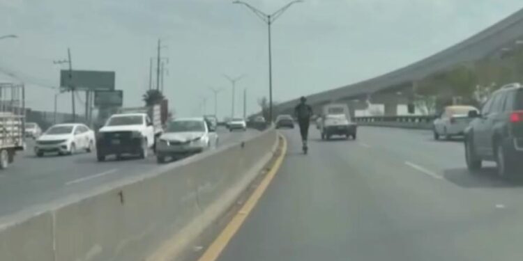 CAPTAN A HOMBRE EN SCOOTER CIRCULANDO POR CARRIL DE ALTA VELOCIDAD EN AVENIDA MIGUEL ALEMÁN 1 CAPTAN A HOMBRE EN SCOOTER CIRCULANDO POR CARRIL DE ALTA VELOCIDAD EN AVENIDA MIGUEL ALEMÁN