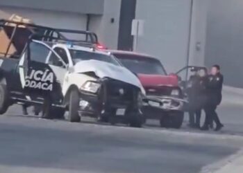 PÁNICO EN SENDERO LA FE; INGRESA CON TODO Y CAMIONETA A CENTRO COMERCIAL, DESATA PERSECUCIÓN Y CHOCA CON PATRULLA