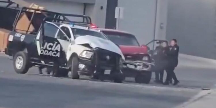 PÁNICO EN SENDERO LA FE; INGRESA CON TODO Y CAMIONETA A CENTRO COMERCIAL, DESATA PERSECUCIÓN Y CHOCA CON PATRULLA 1 PÁNICO EN SENDERO LA FE; INGRESA CON TODO Y CAMIONETA A CENTRO COMERCIAL, DESATA PERSECUCIÓN Y CHOCA CON PATRULLA