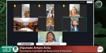 ‘ESTE PEND…’; DEJA DIPUTADA MICRÓFONO ABIERTO EN PLENA SESIÓN