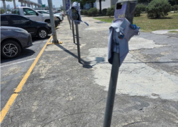 Y AHORA INCUMPLE ADRIÁN RETIRO DE PARQUÍMETROS; SUBE TARIFA DE 2.50 A 8 PESOS LA HORA Y DEJA CEMENTERIO DE TÓTEMS EN LAS CALLES