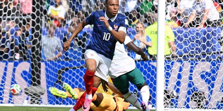 DUELO DE TITANES EN LA CUMBRE GOLEADORA: KYLIAN MBAPPÉ IGUALA A LIONEL MESSI EN LA FEROZ CARRERA POR LA BOTA DE ORO DEL MUNDIAL 2026 1 DUELO DE TITANES EN LA CUMBRE GOLEADORA: KYLIAN MBAPPÉ IGUALA A LIONEL MESSI EN LA FEROZ CARRERA POR LA BOTA DE ORO DEL MUNDIAL 2026