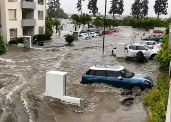 DESBORDA PLANTA TRATADORA; INUNDA COLONIA Y ARRASTRA VEHÍCULOS EN PUEBLA