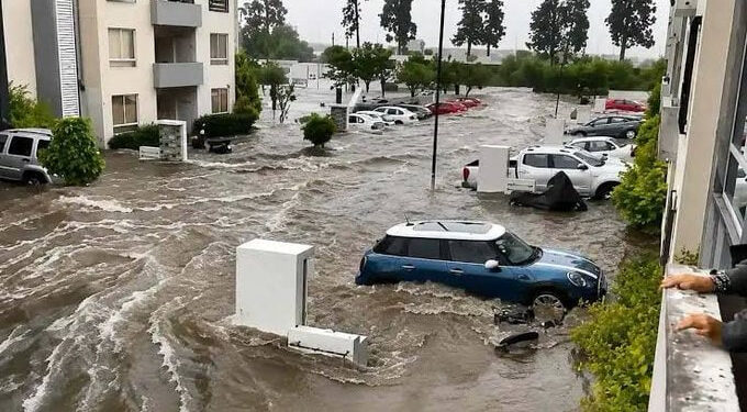DESBORDA PLANTA TRATADORA; INUNDA COLONIA Y ARRASTRA VEHÍCULOS EN PUEBLA