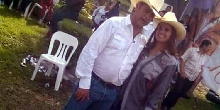 ESTRENA ROMANCE 'EL BRONCO'; ASEGURAN QUE TIENE RELACIÓN CON ANA REYES, NIETA DE LÍDER SINDICAL Y 30 AÑOS MENOR 1 ESTRENA ROMANCE ‘EL BRONCO’; ASEGURAN QUE TIENE RELACIÓN CON ANA REYES, NIETA DE LÍDER SINDICAL Y 30 AÑOS MENOR