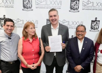 BUSCA MORENA EVITAR QUE GOBERNADOR EN TURNO ‘SALTE’ A LA PRESIDENCIA; PRESENTAN ASPIRANTES CON LICENCIA INICIATIVA… ¡PARA PROHIBIR LICENCIA! 1 BUSCA MORENA EVITAR QUE GOBERNADOR EN TURNO ‘SALTE’ A LA PRESIDENCIA; PRESENTAN ASPIRANTES CON LICENCIA INICIATIVA… ¡PARA PROHIBIR LICENCIA!