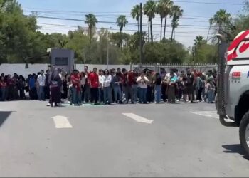 EVACÚAN A 130 EMPLEADOS DE CALL CENTER POR INCENDIO EN ESTACIONAMIENTO; SE QUEMA CAMIONETA EN TELEPERFORMANCE