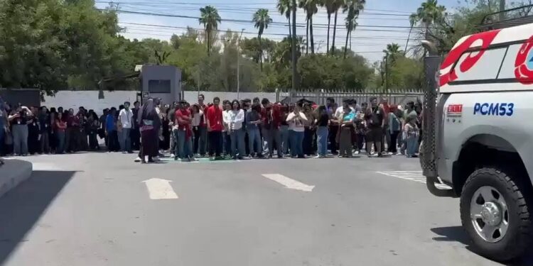 EVACÚAN A 130 EMPLEADOS DE CALL CENTER POR INCENDIO EN ESTACIONAMIENTO; SE QUEMA CAMIONETA EN TELEPERFORMANCE 1 EVACÚAN A 130 EMPLEADOS DE CALL CENTER POR INCENDIO EN ESTACIONAMIENTO; SE QUEMA CAMIONETA EN TELEPERFORMANCE