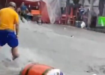 ARRASTRA CORRIENTE MERCADO RODANTE EN SANTA CATARINA; SE LLEVA PUESTOS Y MERCANCÍA
