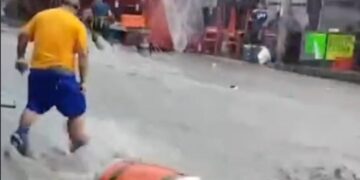 ARRASTRA CORRIENTE MERCADO RODANTE EN SANTA CATARINA; SE LLEVA PUESTOS Y MERCANCÍA
