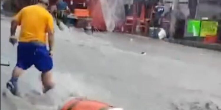 ARRASTRA CORRIENTE MERCADO RODANTE EN SANTA CATARINA; SE LLEVA PUESTOS Y MERCANCÍA