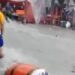 ARRASTRA CORRIENTE MERCADO RODANTE EN SANTA CATARINA; SE LLEVA PUESTOS Y MERCANCÍA