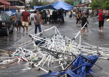 FALLA NAVA EN PREVENCIÓN; DEJA INSTALAR MERCADO PESE A ALERTA Y CORRIENTE ARRASA PUESTOS Y MERCANCÍA