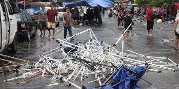 FALLA NAVA EN PREVENCIÓN; DEJA INSTALAR MERCADO PESE A ALERTA Y CORRIENTE ARRASA PUESTOS Y MERCANCÍA 2 FALLA NAVA EN PREVENCIÓN; DEJA INSTALAR MERCADO PESE A ALERTA Y CORRIENTE ARRASA PUESTOS Y MERCANCÍA