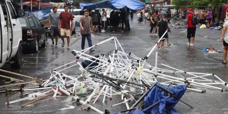 FALLA NAVA EN PREVENCIÓN; DEJA INSTALAR MERCADO PESE A ALERTA Y CORRIENTE ARRASA PUESTOS Y MERCANCÍA