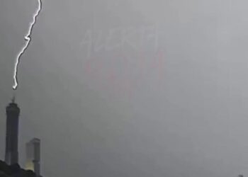 CAE RAYO EN TORRE RISE; CAPTAN DESCARGA DURANTE TORMENTA EN MONTERREY