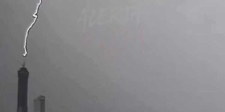 CAE RAYO EN TORRE RISE; CAPTAN DESCARGA DURANTE TORMENTA EN MONTERREY 1 CAE RAYO EN TORRE RISE; CAPTAN DESCARGA DURANTE TORMENTA EN MONTERREY