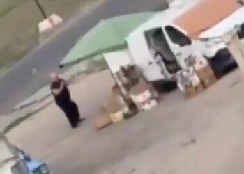 CAZA DRON A VENDEDOR EN MERCADO DE UCRANIA; ACUSA KIEV A RUSIA DE CRIMEN DE GUERRA