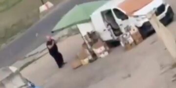 CAZA DRON A VENDEDOR EN MERCADO DE UCRANIA; ACUSA KIEV A RUSIA DE CRIMEN DE GUERRA