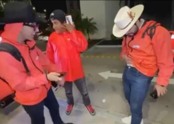 ASESINAN EN VIVO A CREADOR DE CONTENIDO; LE DAN UN TIRO AFUERA DE KFC EN CULIACÁN