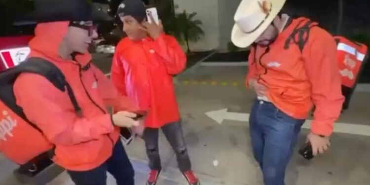 ASESINAN EN VIVO A CREADOR DE CONTENIDO; LE DAN UN TIRO AFUERA DE KFC EN CULIACÁN 1 ASESINAN EN VIVO A CREADOR DE CONTENIDO; LE DAN UN TIRO AFUERA DE KFC EN CULIACÁN