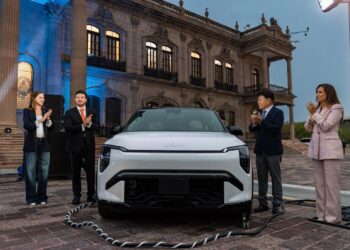 PRESENTA KIA PRIMER AUTO ELÉCTRICO HECHO EN NL; MARCA NUEVO CAPÍTULO PARA INDUSTRIA ESTATAL