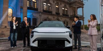 PRESENTA KIA PRIMER AUTO ELÉCTRICO HECHO EN NL; MARCA NUEVO CAPÍTULO PARA INDUSTRIA ESTATAL