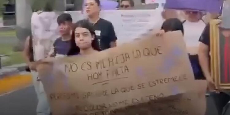 EXIGEN JUSTICIA POR DAFNE EN NL; ENCABEZA MADRE MARCHA EN MONTERREY