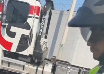EXHIBEN A TRÁNSITO DE MONTERREY: SE LLEVAN AUTO POR POLARIZADO…¡EN GRÚA TAMBIÉN POLARIZADA!