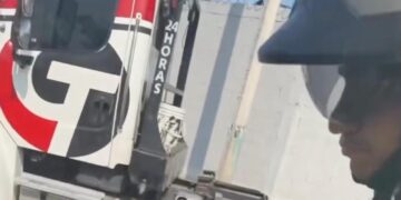 EXHIBEN A TRÁNSITO DE MONTERREY: SE LLEVAN AUTO POR POLARIZADO…¡EN GRÚA TAMBIÉN POLARIZADA! 2 EXHIBEN A TRÁNSITO DE MONTERREY: SE LLEVAN AUTO POR POLARIZADO…¡EN GRÚA TAMBIÉN POLARIZADA!