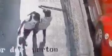 EMPUJAN A ADULTO MAYOR HACIA TRÁILER; VIDEO CAMBIA VERSIÓN DE FATAL ATROPELLO 2 EMPUJAN A ADULTO MAYOR HACIA TRÁILER; VIDEO CAMBIA VERSIÓN DE FATAL ATROPELLO