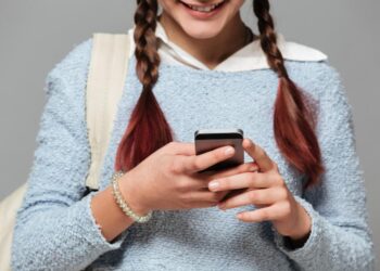 PROTECCIÓN DIGITAL PARA MENORES: OPENAI DESPLIEGA VERSIÓN ESPECIAL DE CHATGPT PARA ADOLESCENTES CON CONTROLES PARENTALES Y HERRAMIENTAS DE ESTUDIO 1 PROTECCIÓN DIGITAL PARA MENORES: OPENAI DESPLIEGA VERSIÓN ESPECIAL DE CHATGPT PARA ADOLESCENTES CON CONTROLES PARENTALES Y HERRAMIENTAS DE ESTUDIO